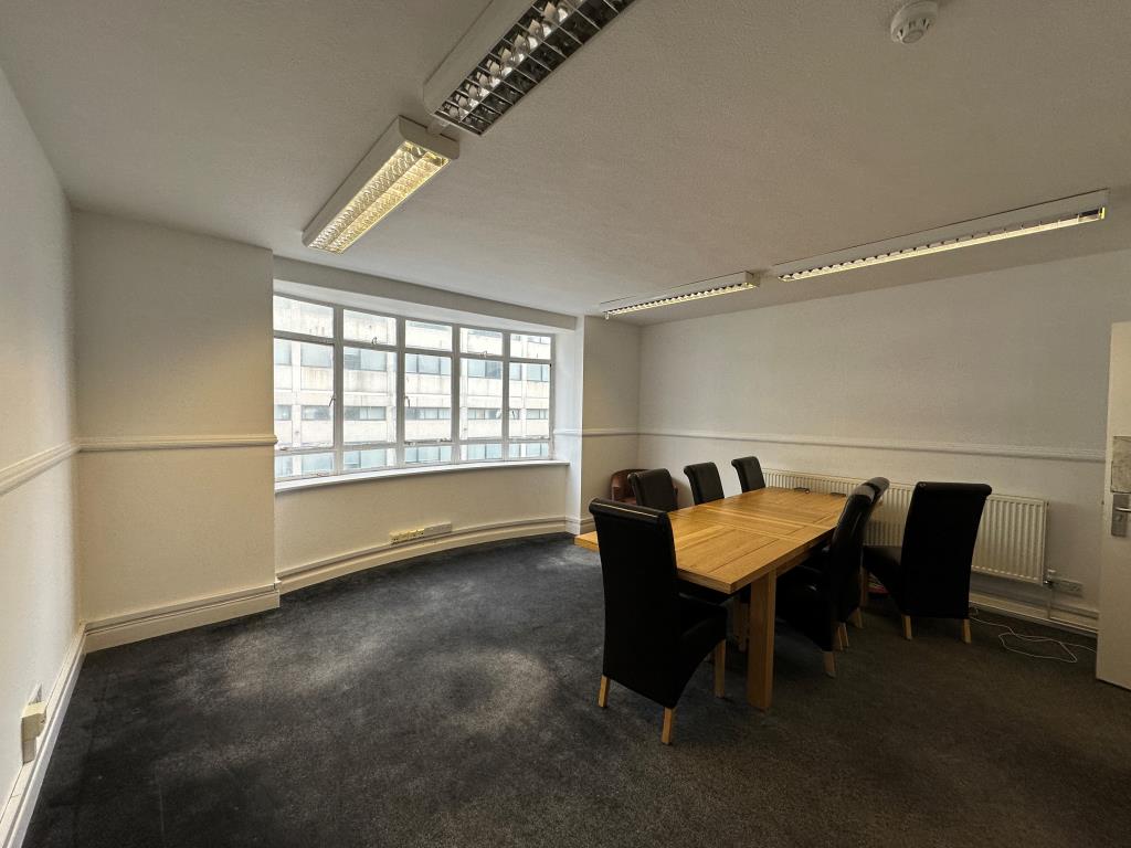 Lot: 31 - COMMERCIAL UNIT OVER FOUR FLOORS OF PROPERTY - Top floor meeting room